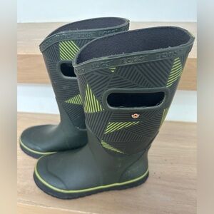 Little boys size 2 Bogs